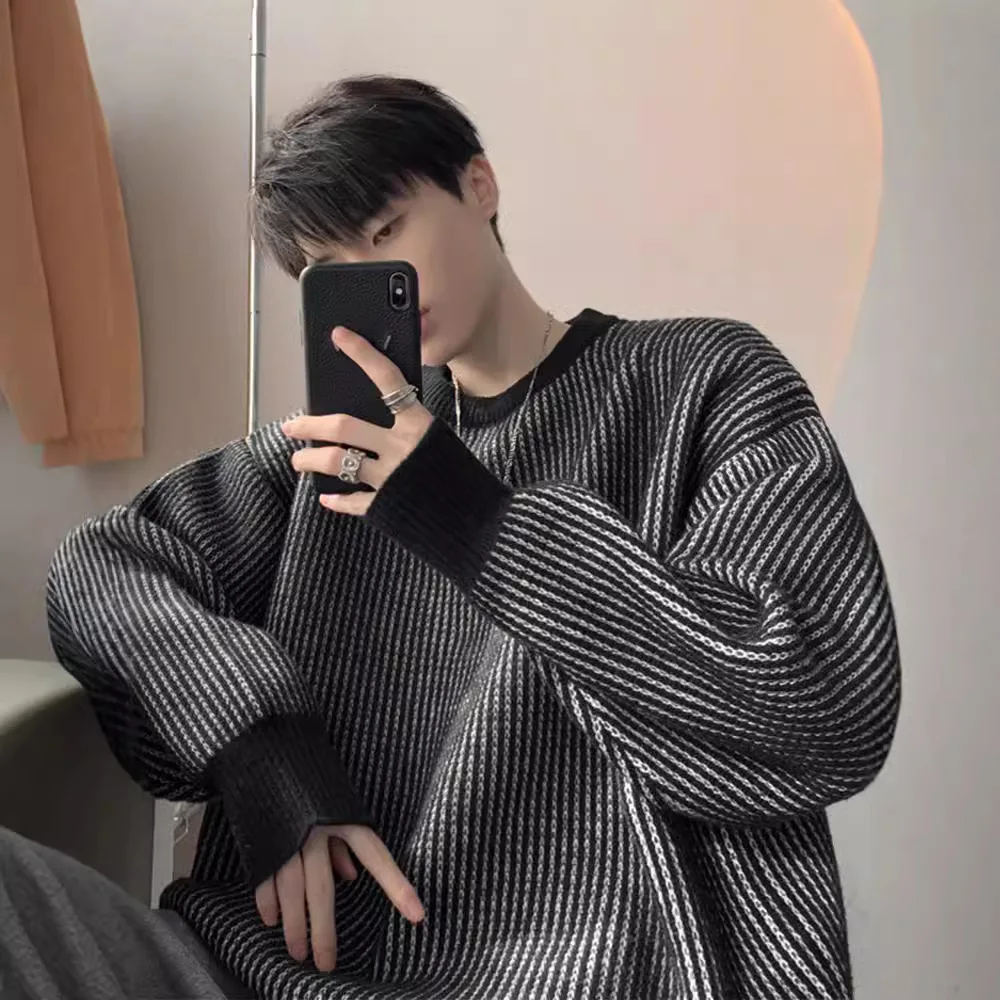 Sweater rajutan leher bulat bergaris untuk pria, model baru musim gugur dan musim dingin, pullover rajutan, pakaian longgar serbaguna ala Jepang