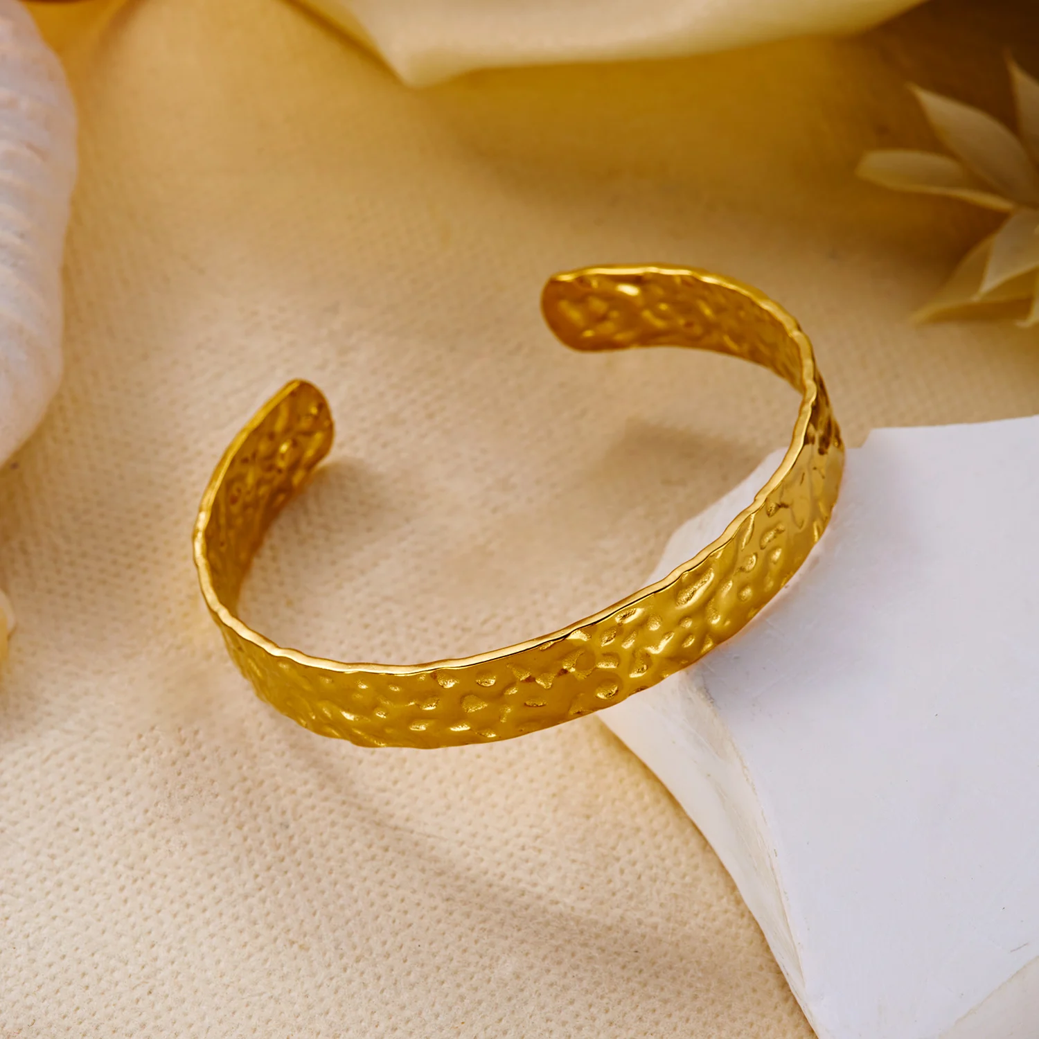 Dünner, gehämmerter, minimalistischer offener Armreif aus Edelstahl mit zarter matter Oberfläche, verstellbares Armband für Damen – Detail 11