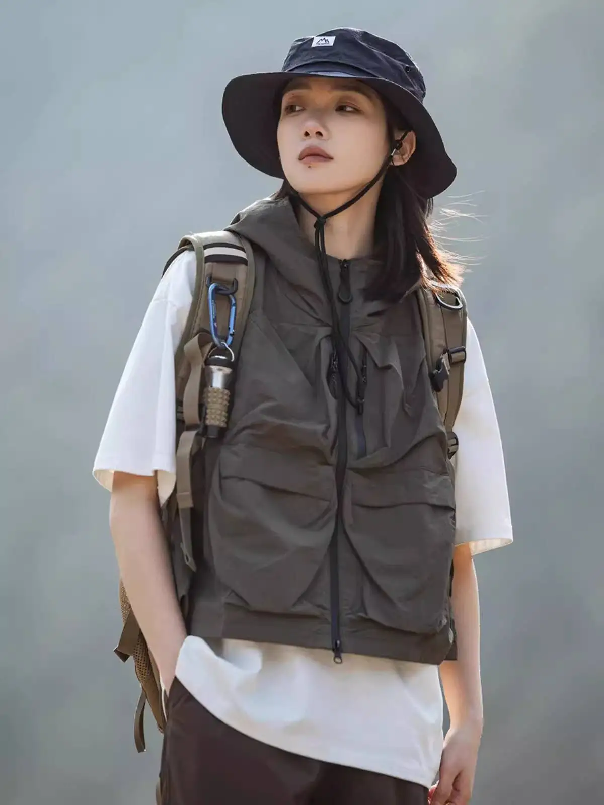 

2026 Spring New Japanese Minimalist Outdoor Functional Hooded Vest Men Women 3D Pocket Camping Fishing Loose Gilet Jacket