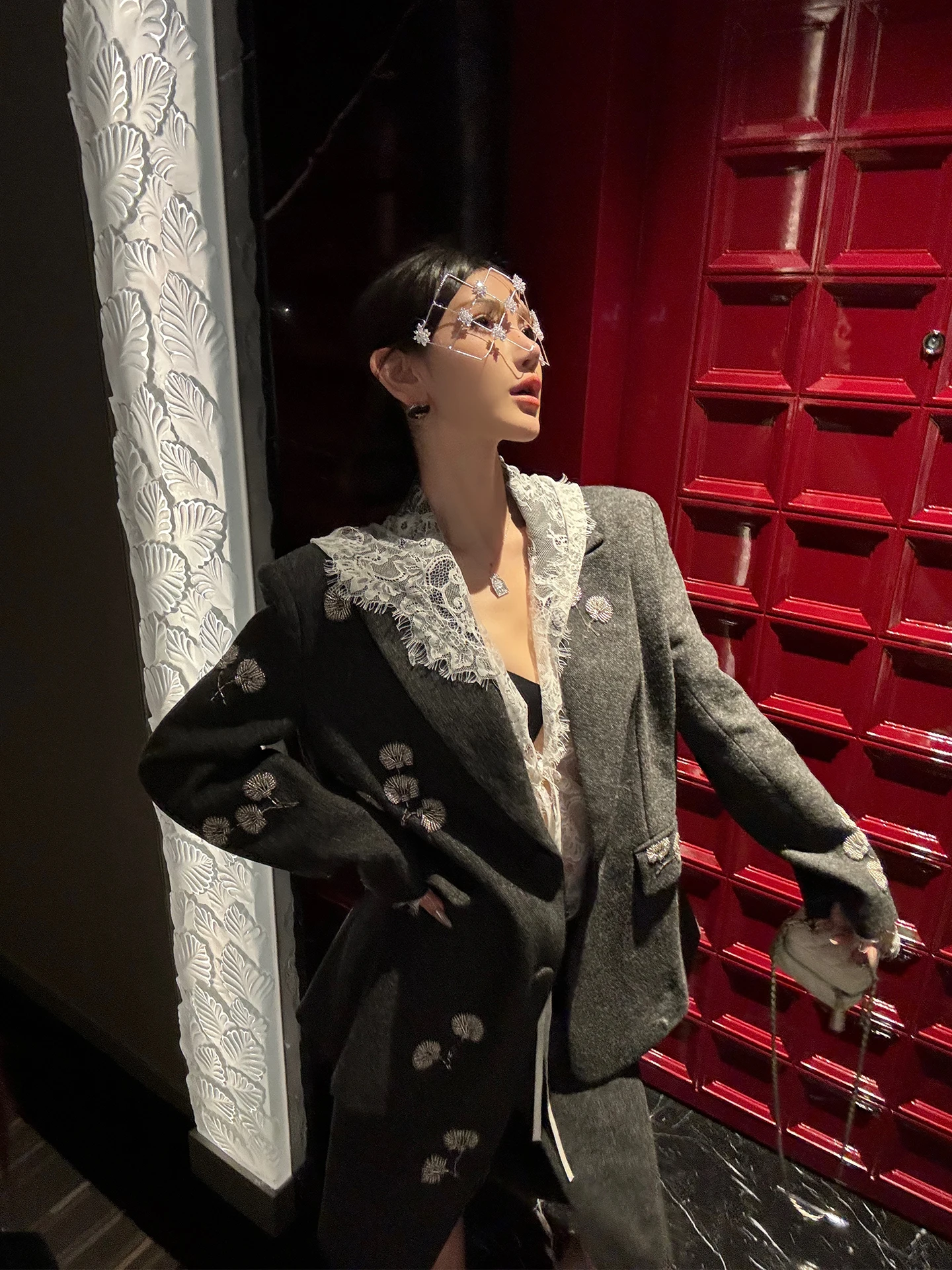 

Элегантный костюм ChiclyNana: пиджак с вышивкой, прямой крой плеч, юбка с разрезом, цветочный узор, осенняя мода.