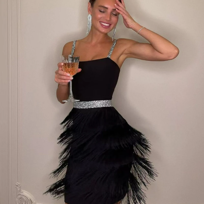 

Летнее новое модное платье 2026 года в европейском и американском стиле для женщин: элегантное и благородное, однотонное, с бахромой и вырезом халтер