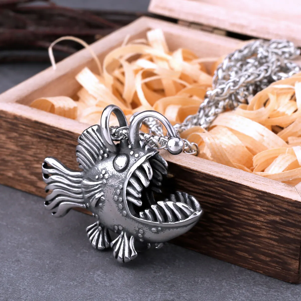 الموضة القوطية الجديدة فانوس الأسماك قلادة الرجال Vintage الشرير الشارع قلادة قلادة الهيب هوب السائق الذكور مجوهرات بأشكال حيوانات كهدية #2