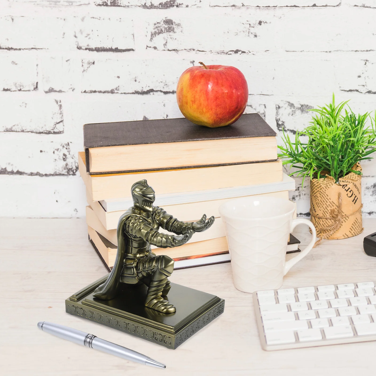 

Retro Soldier Pen Holder Armored Knight Desk Accessory Resin Stable Base Multifunctional Use Unique Small