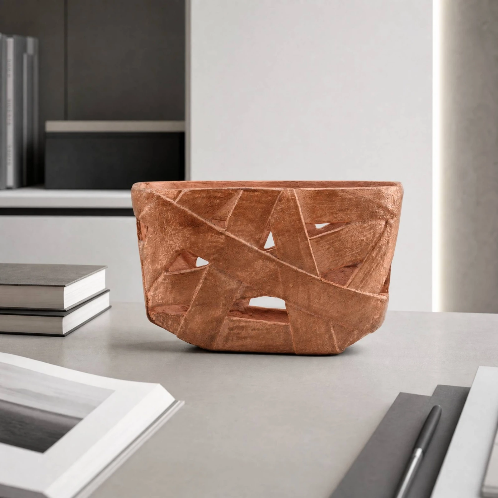 vase-en-metal-minimaliste-avec-motif-en-treillis-vase-decoratif-en-metal-moderne-fabrique-a-la-main-texture-et-polyvalent-pour-la-decoration-interieure