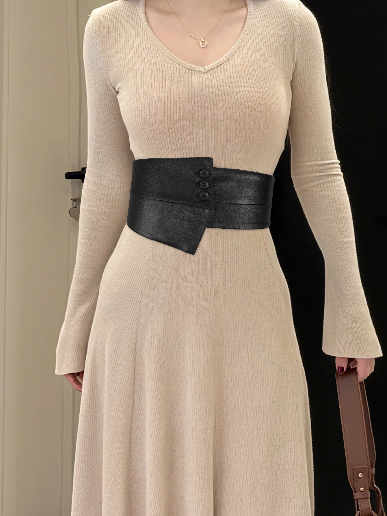 Ein schwarzes Damenmode-Kleid mit breitem Gürtel, verziert mit unregelmäßigem Design aus PU-Lederbund und elastischem Korsett – Detail 1