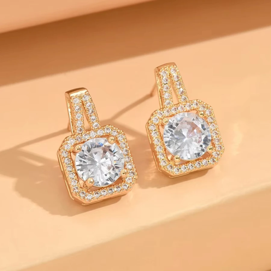 

1 пара классических маленьких золотых сережек-гвоздиков с муассанитом 2 карата, подходящих как для мужчин, так и для женщин, в качестве повседневных аксессуаров.