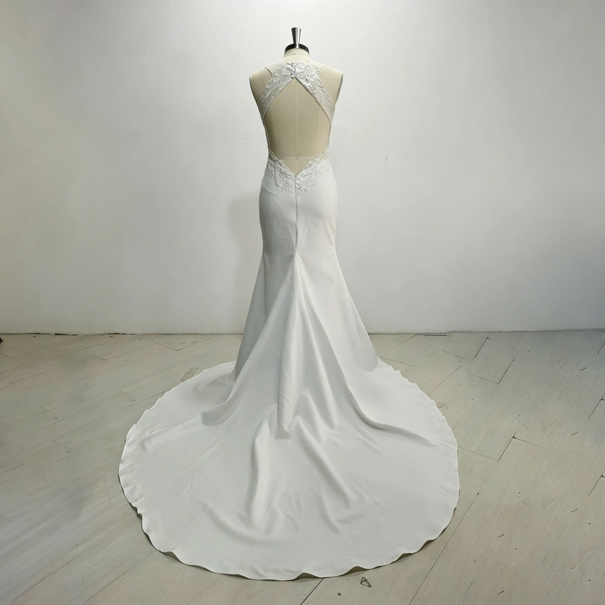 Image 6: Robe de mariée sirène satin luxueux décolleté V profond appliqués dentelle dos ouvert traîne chapelle tailles plus sur mesure shooting mariage plage extérieur civil élégante romantique nouveau modèle tendance 2026