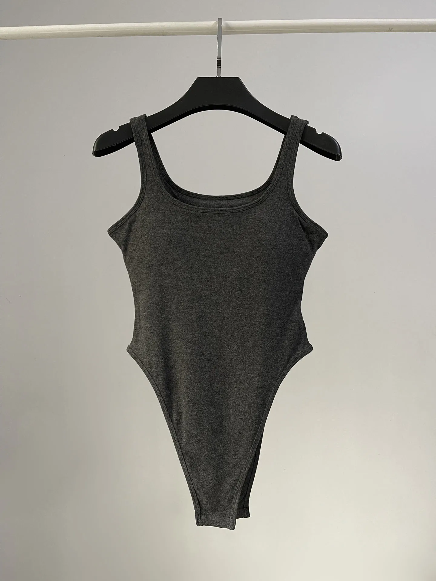 

Сексуальный облегающий топ-жилет с подкладкой для груди, летний, на тонких бретелях, модный, для ношения как нижнее или верхнее белье, уличный стиль, приталенный крой