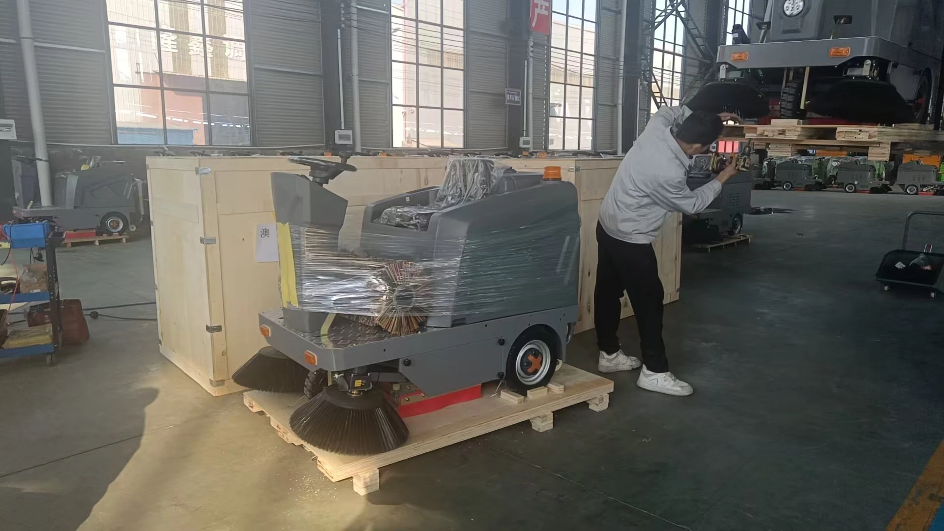 

Street cleaner, large electric road sweeper, outdoor riding floor sweeper