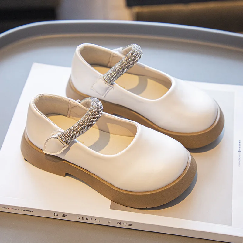 Scarpe in pelle da ragazza stile britannico 2024 scarpe da principessa per bambini di nuova moda per bambini da sposa appartamenti Chic mocassino in