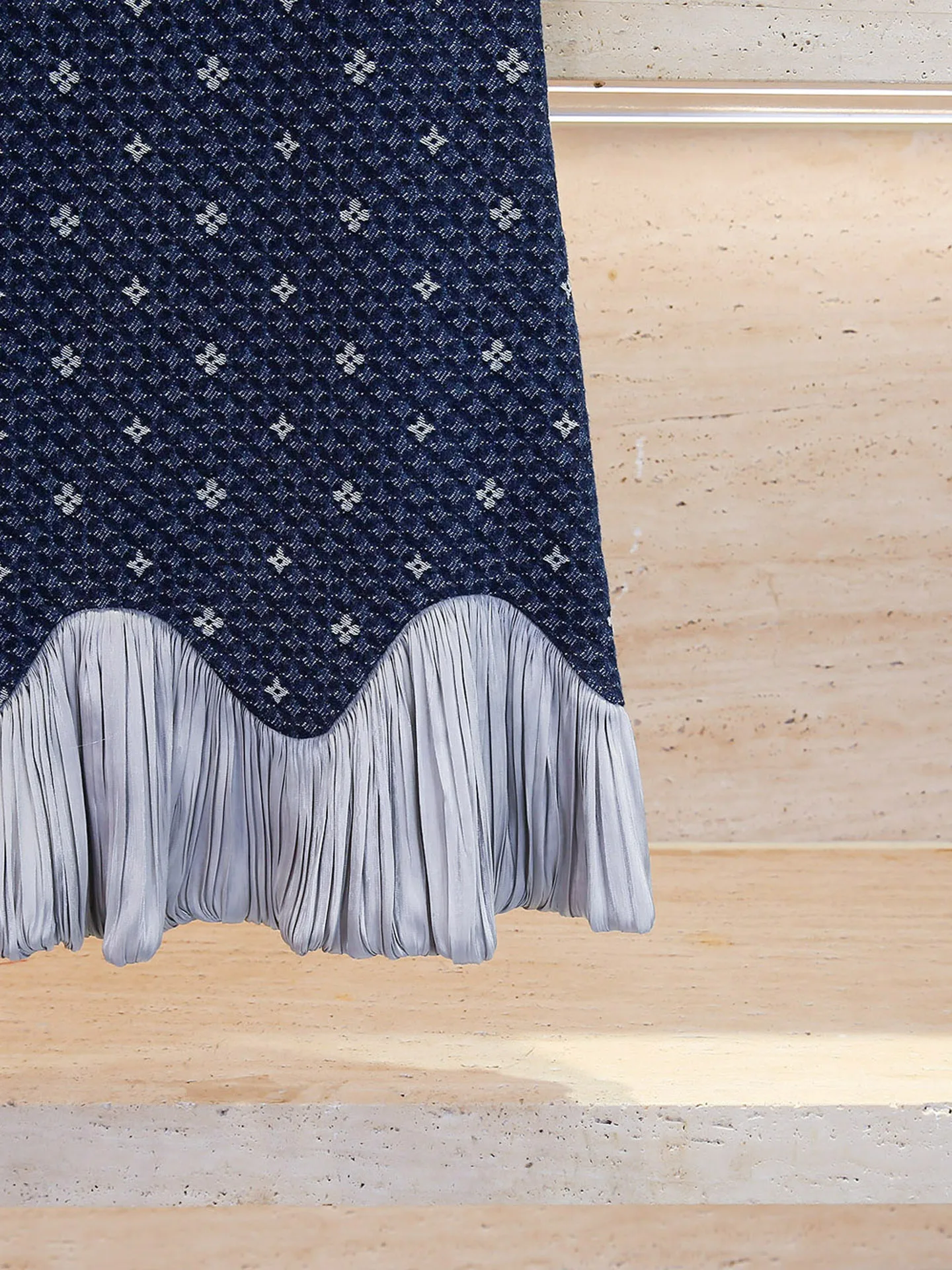 فستان نسائي راقٍ من ساوث أويل لخريف 2025 بتصميم أنيق مطرز بخصر مرتفع وتنورة بسيطة للعمل