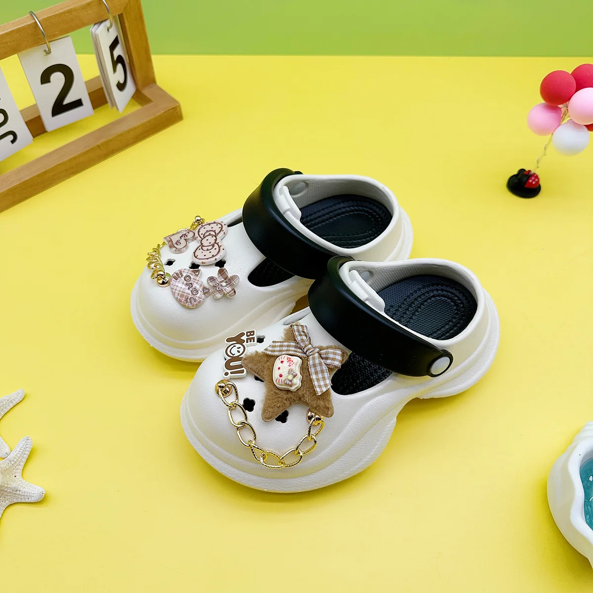 

New Cartoon Chain Five-Pointed Star Kt Cat Boys and Girls Hole Shoes Family Outer Wear Fashionable Slippers Non-Slip Heightening Toe Shoes 850
