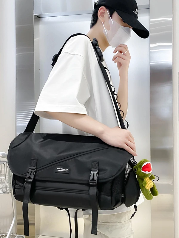 

Large Capaci Sports Men's Crossbody Bag Casual Sle Single oulder Bapa Nylon Material Bla Color Trendy Brand