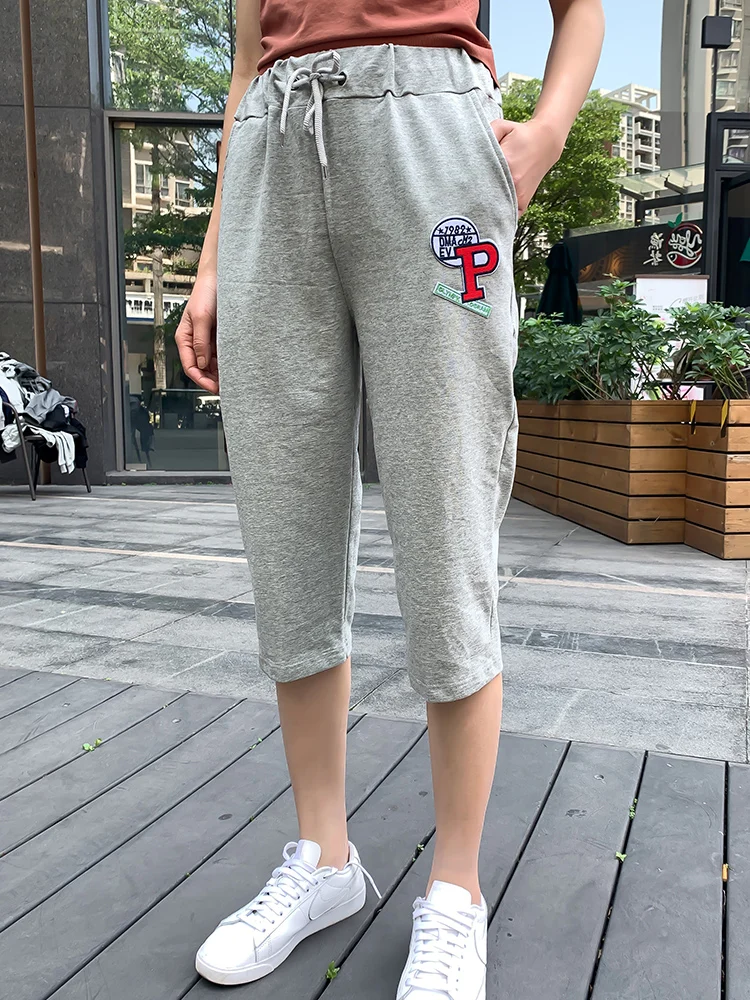 กางเกงกีฬาไซส์ใหญ่สำหรับผู้หญิง ฤดูร้อน ผ้าบาง ยืดหยุ่น ทรงหลวม 7 ส่วน กางเกงวิ่ง กางเกงลำลอง ทรงหลวม สไตล์สตรีท ผ้าฝ้าย...