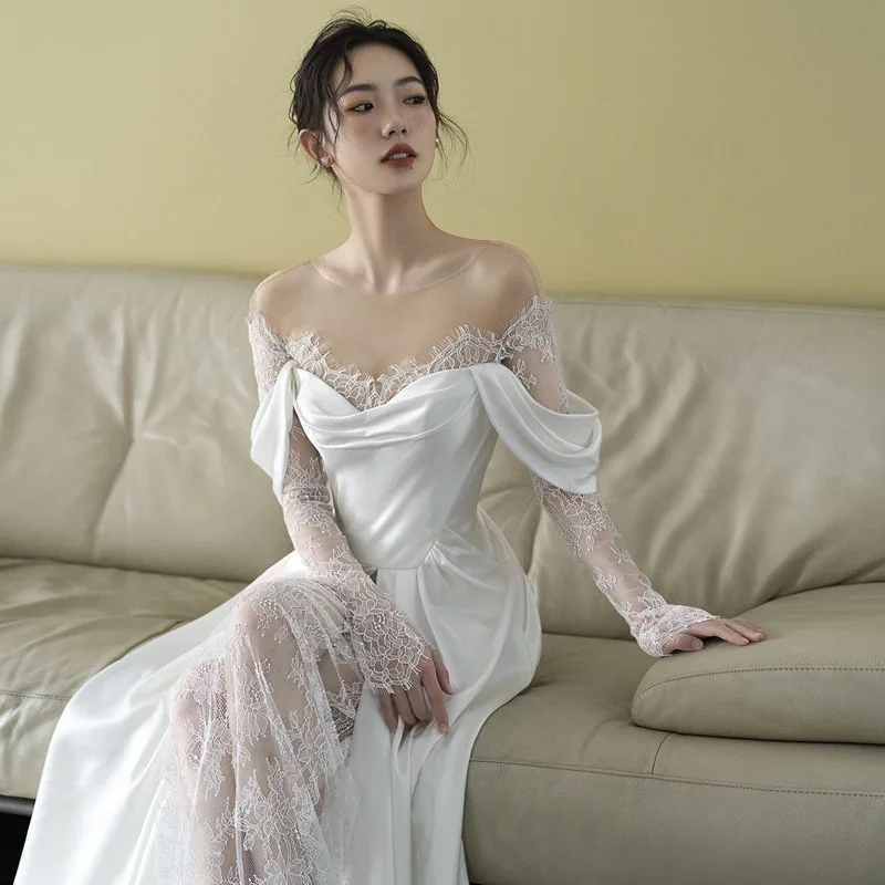 Elegante vestido de novia blanco de manga larga con cuello redondo, línea A, longitud hasta el suelo, tren de barrido, abertura lateral, satén,