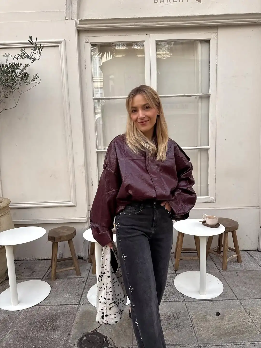 سترة جلدية قصيرة كلاسيكية باللون العنابي للنساء موضة طية صدر السترة دلو كم كامل ملابس خارجية فضفاضة 2025 سترات أنيقة للسيدات في الشارع