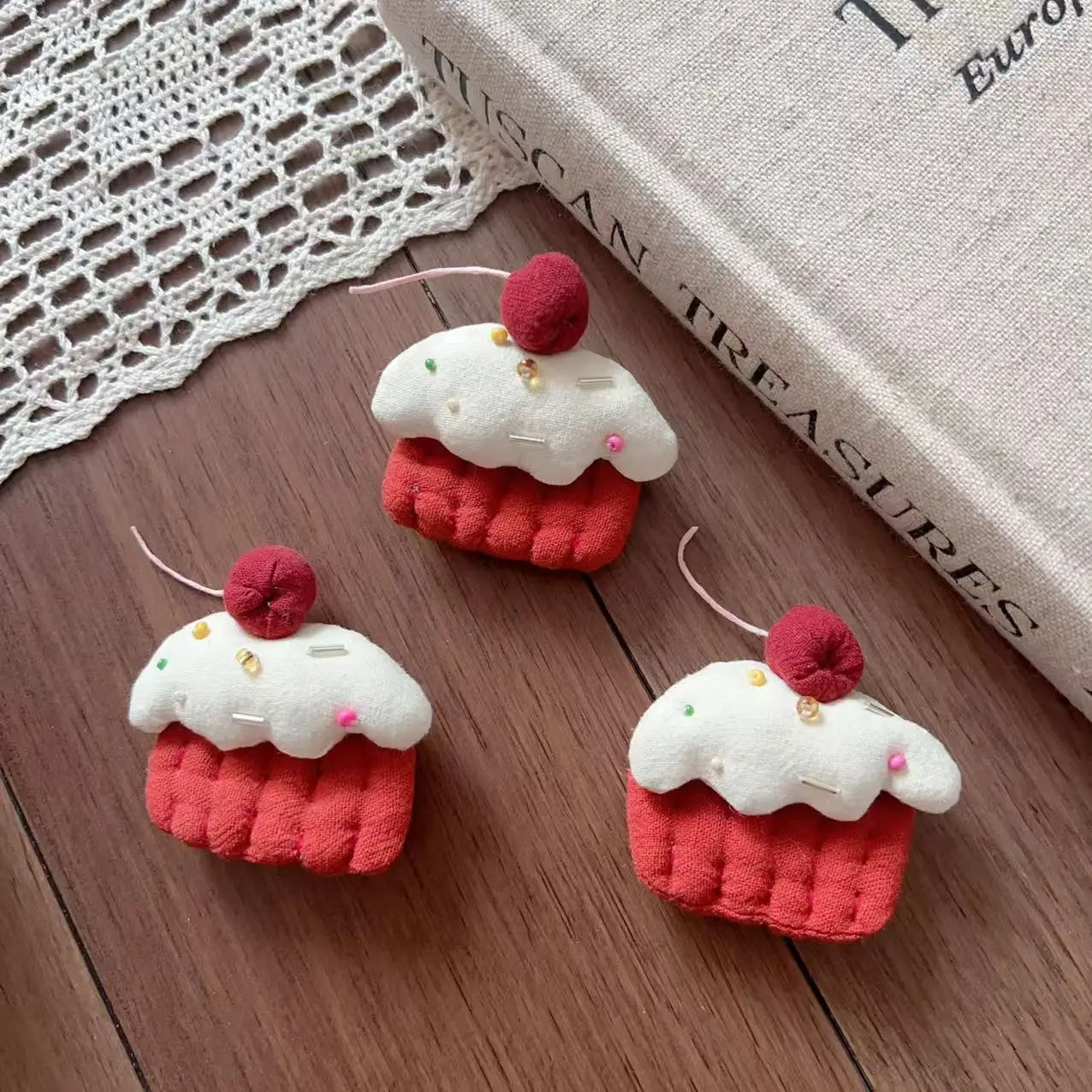 

Handmade Fabric Cupcake Plush Doll Unfinished Brooch Pin DIY Bag Hanger for Hat Scarf Clothing Decoration High Quality