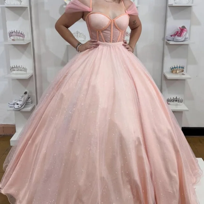 Vestido quinceanera rosa claro brilhante, decalque com glitter de cristal, ombro de fora, cauda longa, vestidos de 15 quinceanera ﻿ Personalizar