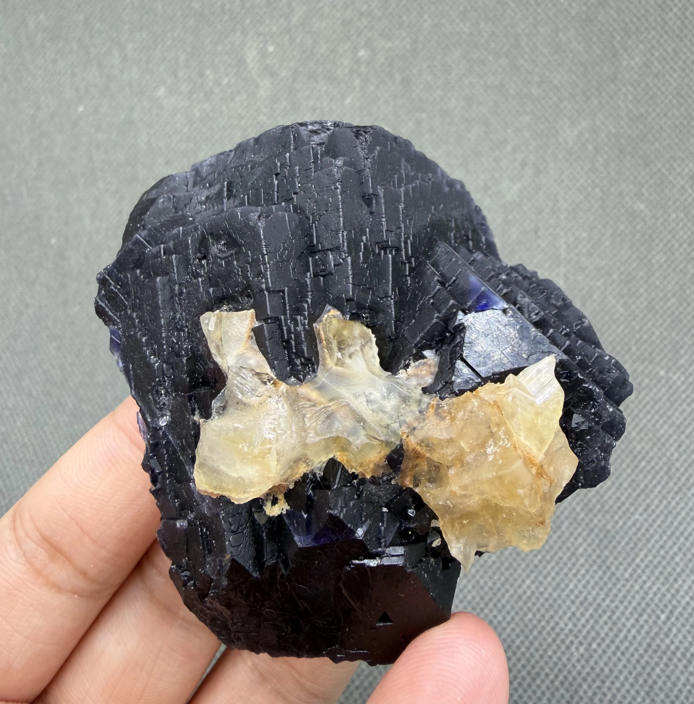 183 g Natural Pakistan Fluorescence Cube Black Rose Fluorite Mineral Specimens + Healing Quartz Crystals and Stones Rock