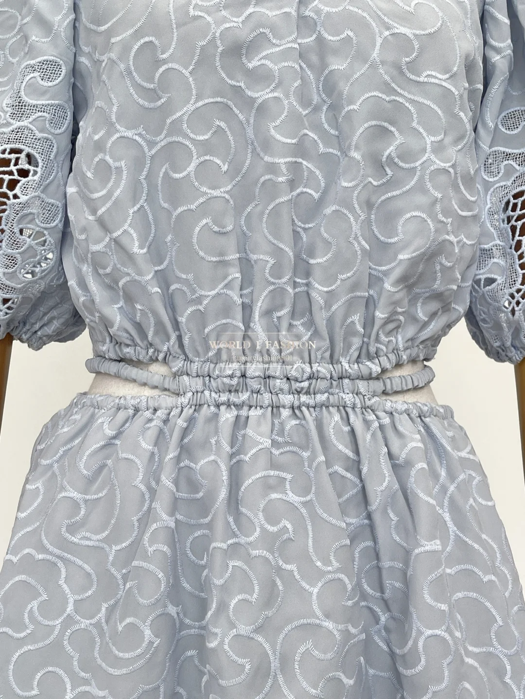 연한 파란색 반팔 컷아웃 미니 드레스