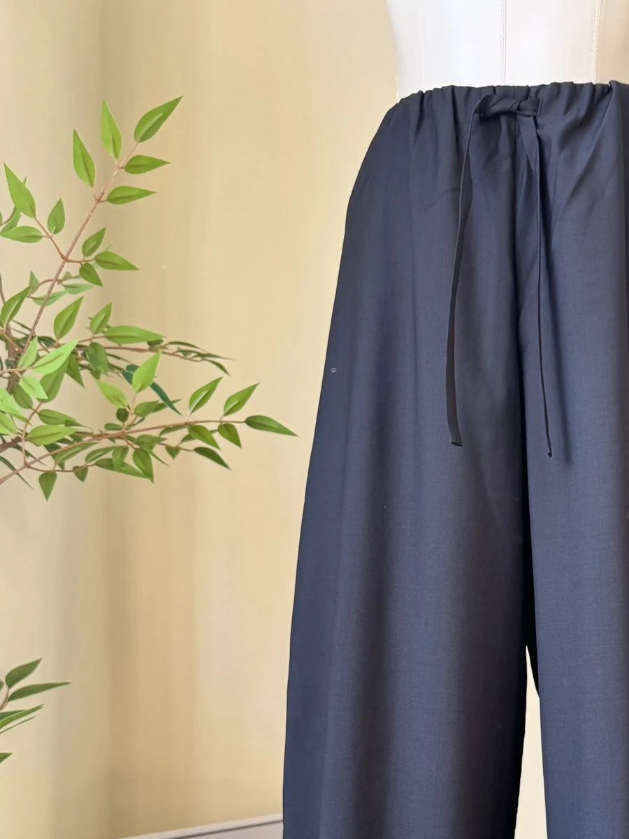 

Early Spring Minimalist Black Elastic Waist Drawstring Wide-Leg Pants For Women, Loose Fit And Work-Style Suit Pants