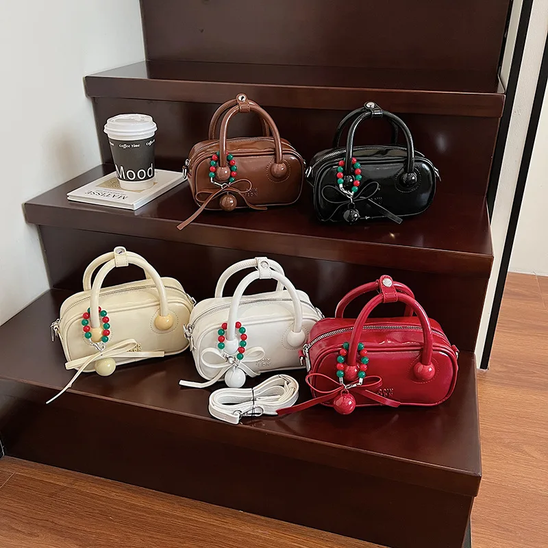 

Highly stylish and attractive women's handbag, niche minimalist solid color shoulder and crossbody bag