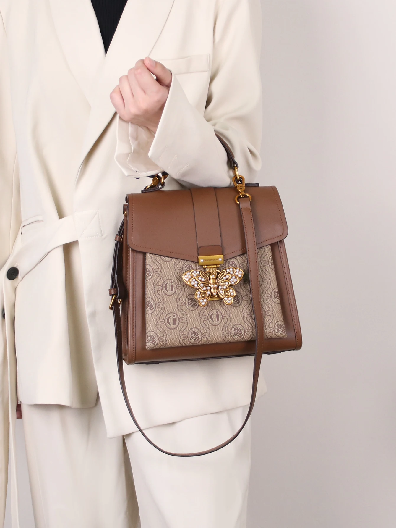 

2026 new luxury small bag ladies elegant European and American fashion handbags retro butterfly hardware decoration heavy indust