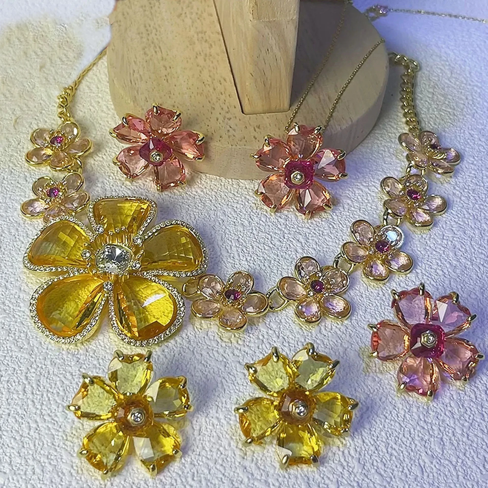 

Серьги 2024, новая тенденция продаж, ювелирные изделия высокого качества, цветочная мода, роскошные подвески, модные женские сгустки из нержавеющей стали, розовый, желтый