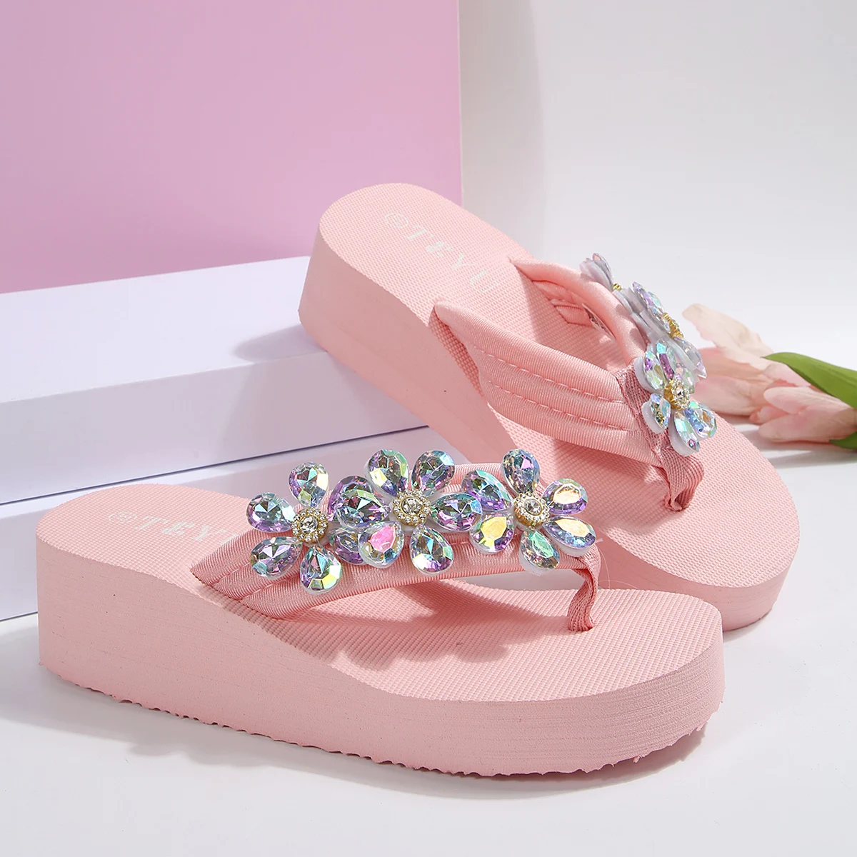 Rosa Kristallblumen-Keilabsatz-Flip-Flops für Damen, Plateau-Zehensteg-Strandsandalen, Damenmode 2026, Übergrößen 36-42, EVA-Slipper – Detail 7