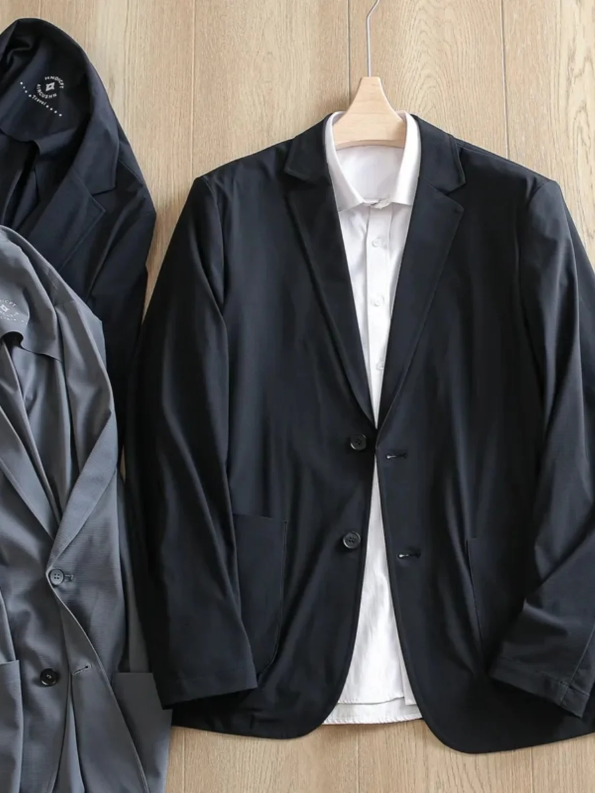 

Летний деловой костюм-пиджак: легкий, дышащий, гладкий, мягкий, однобортный, повседневный, модный, городской стиль