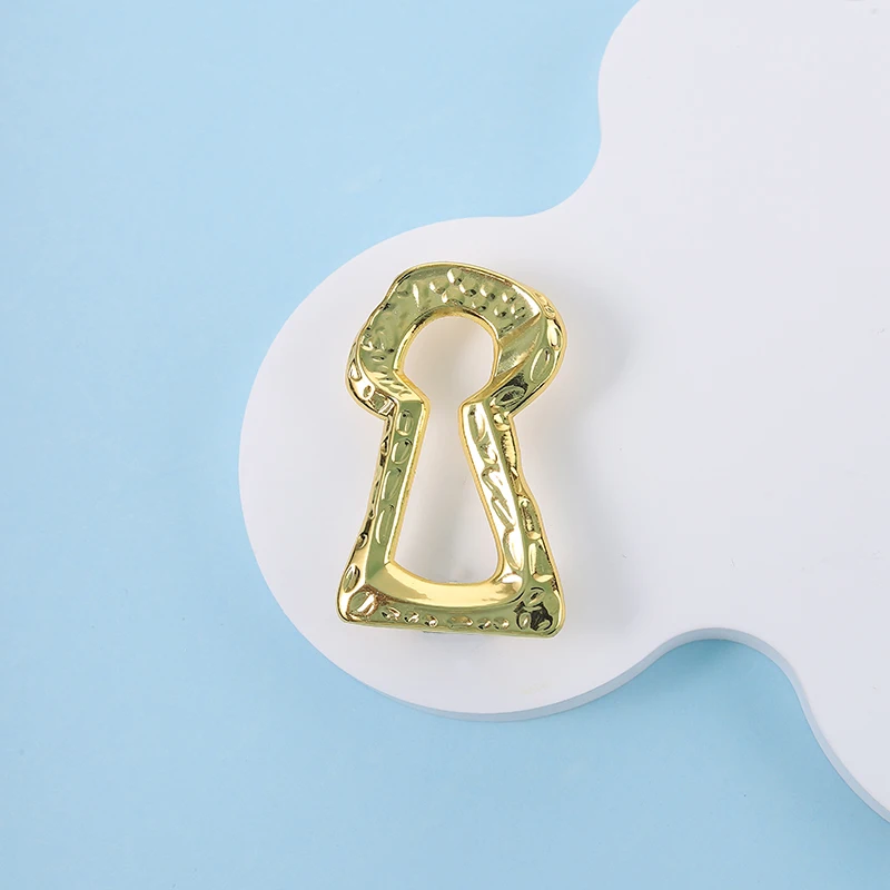 Retro Classic Keyhole Hard Enamel Pin Gothic Hammered Gold Color Finish Locket Contour Brooch Lapel Badge Vintage Jewelry Pin