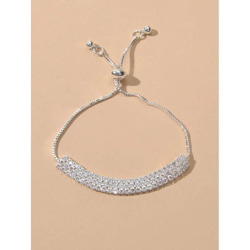 

Элегантный и модный регулируемый браслет с украшением из стразов.