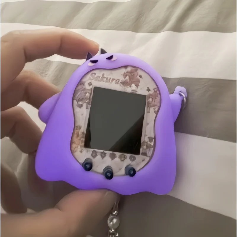 Disponibile Bandai Tamagotchi Uni Electronic Pet Purple Little Devil Custodia protettiva in silicone con adesivi e cinturino da polso