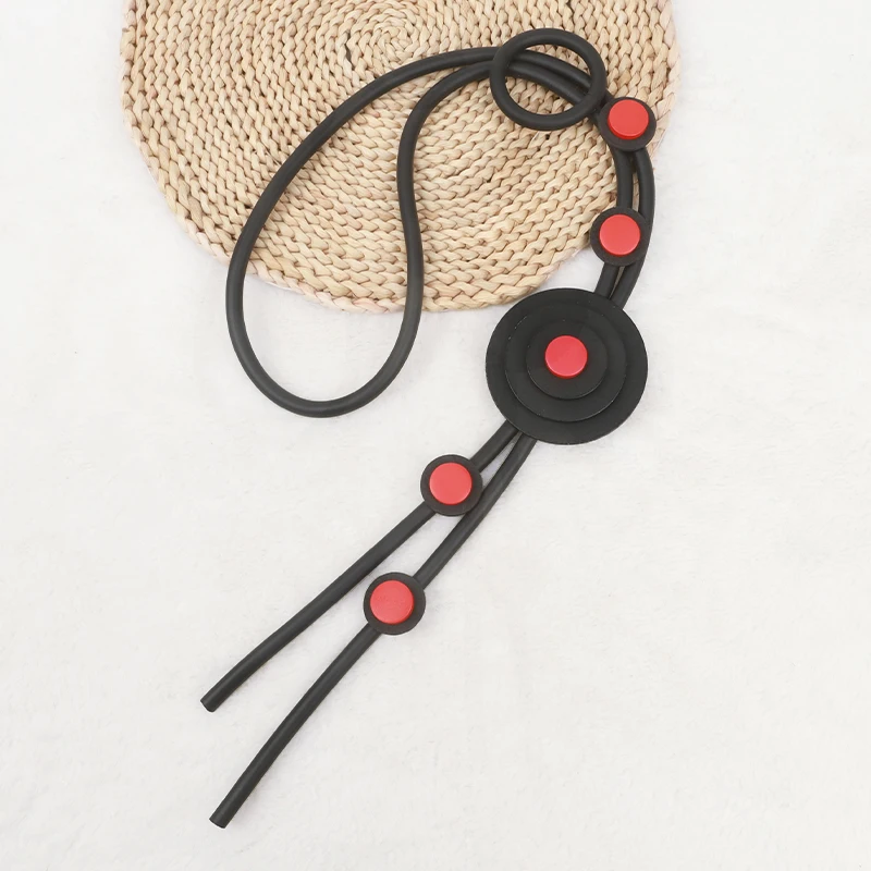 UKEBAY Lange Rote Statement-Halskette für Damen, Boho Handgemachter Gummischmuck, Party- und Festival-Accessoires, Leichte Halskette – Detail 4