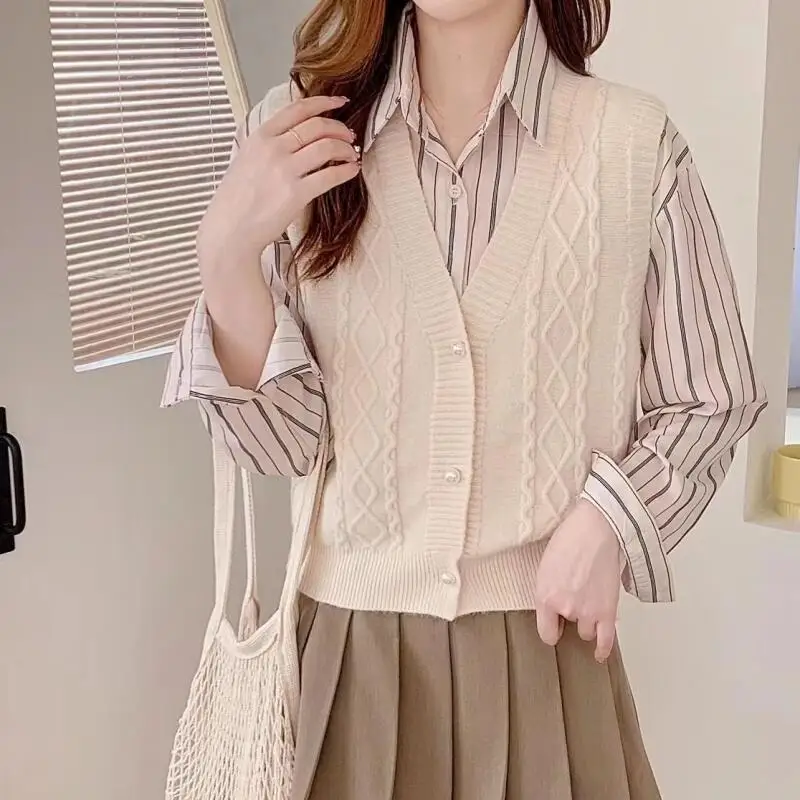 

Корейская версия кардигана, короткая клипса, сложенный на вершине, свитер для поездок на работу, V-образный вырез, вязаный жилет, новый женский стиль 2025 года.