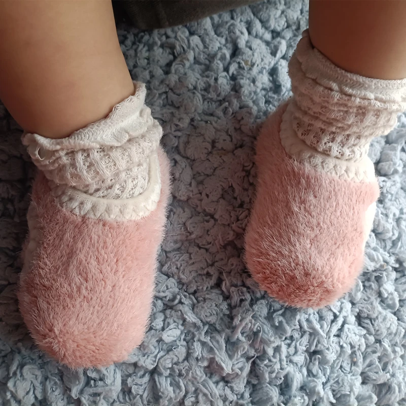 

Зимние плюшевые теплые домашние тапочки для маленьких мальчиков и девочек, милая модная детская повседневная обувь 2024, роскошный дизайн, детские хлопковые тапочки