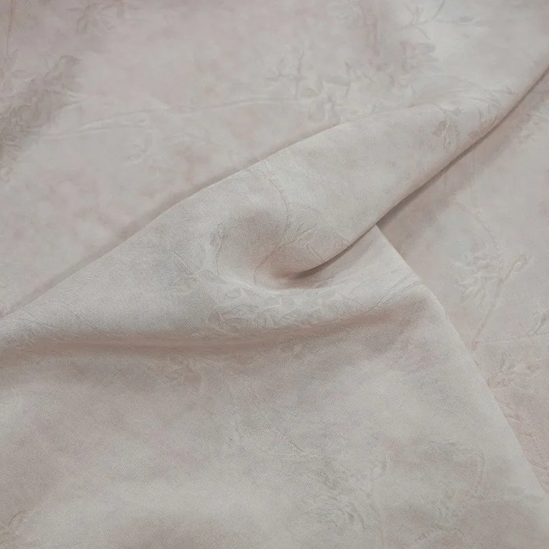 Dies ist ein Nischendesign-Stoff für Kleidung aus Seide mit gewelltem Satin-Prägungskrepp im künstlerischen Stil und schmutzigem Färben