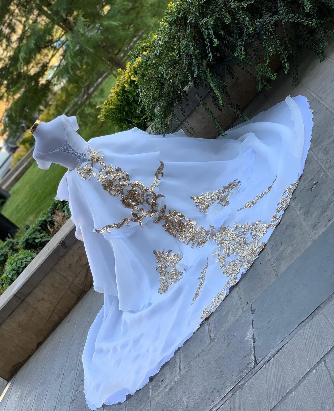 Fata paese Luxus Prinzessin Ballkleider für Kleinkind Blumen mädchen Kleider Gold Applikationen Langarm Maxi kleid Satin Kathedrale Zug