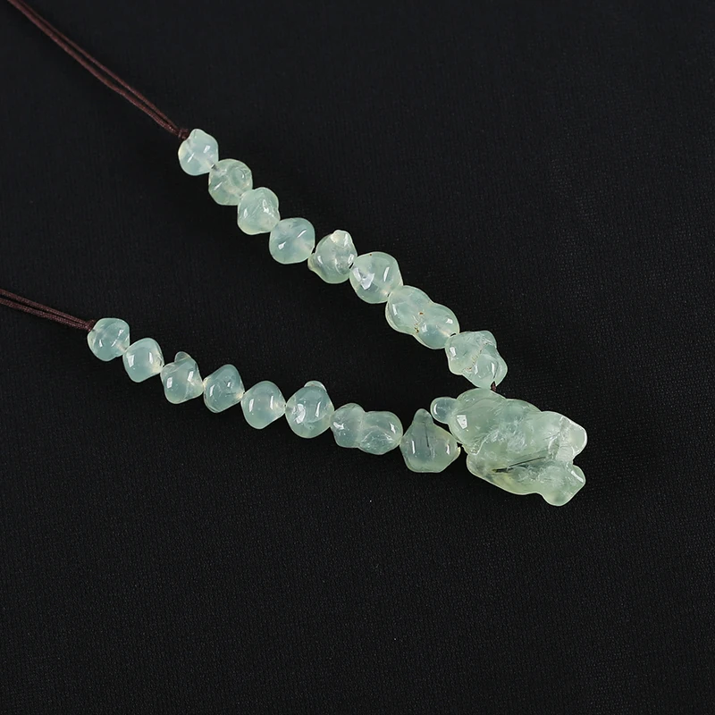 Naturalny nieregularny naszyjnik Prehnite kamień zroszony dla kobiet prezent kamienie szlachetne Choker biżuteria 34x18x12mm 32g