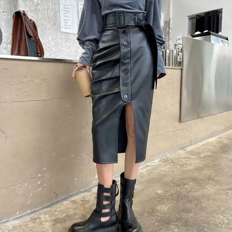 กระโปรงหนังทรงเอวสูงผ่าข้าง ดีไซน์พลีทแบบพันรอบตัว สไตล์แฟชั่นใหม่สำหรับฤดูใบไม้ร่วงและฤดูหนาว ทรงเอ-ไลน์ ความยาวปานกลาง  สำหรับผู้หญิง  ดีไซน์ไม่สมมาตร เซ็กซี่  ทรงเข้ารูป