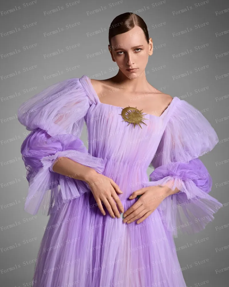 ชุดลาเวนเดอร์พร้อมแขนพองและกระโปรงหลายชั้นมีจีบที่ซับซ้อนและผ้าพลิ้วไหว เข็มกลัดสีทองประดับหน้าอก Enhanci