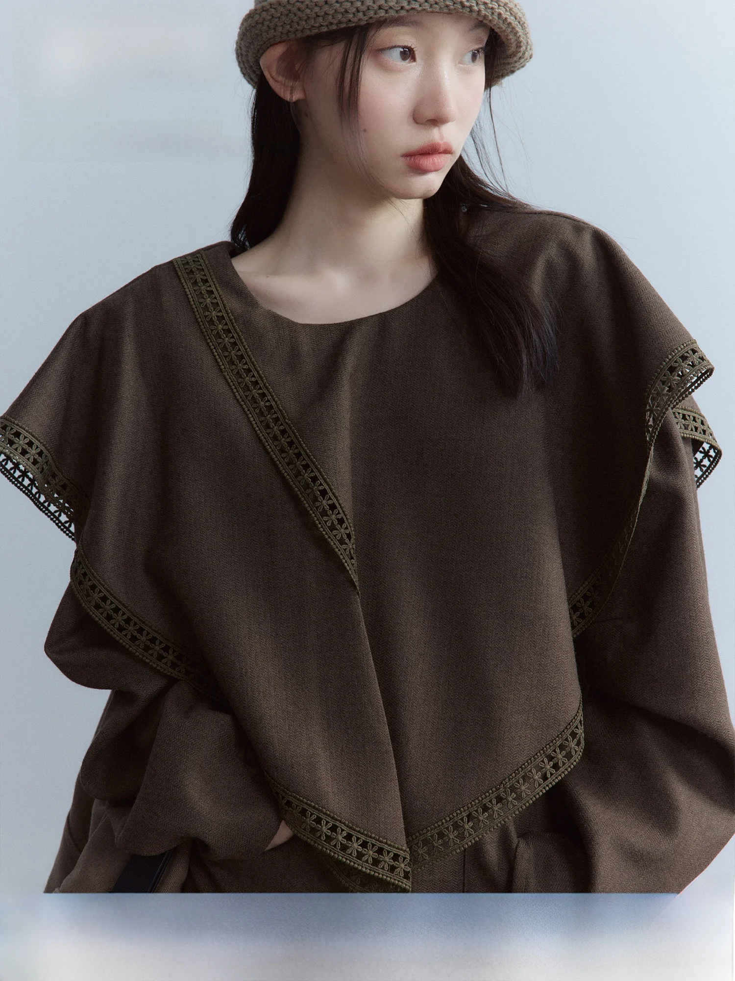 

Шерстяной топ Fussed Cisas с многослойной текстурой Fibone, асимметричным вырезом на плечах и рукавами-накидками, для женщин, зимняя коллекция