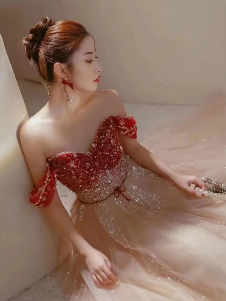 

Красное легкое роскошное банкетное платье на одно плечо с блестками для хозяина и нишевого стиля для тостов.