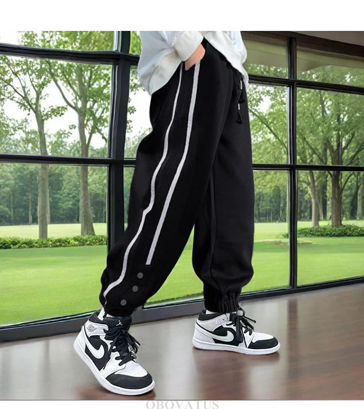 Neue Frühlings-Sport-Hosen für Jungen mit Seitenstreifen, gerade geschnittene Jogginghosen für Teenager zum Ausgehen. – Detail 7