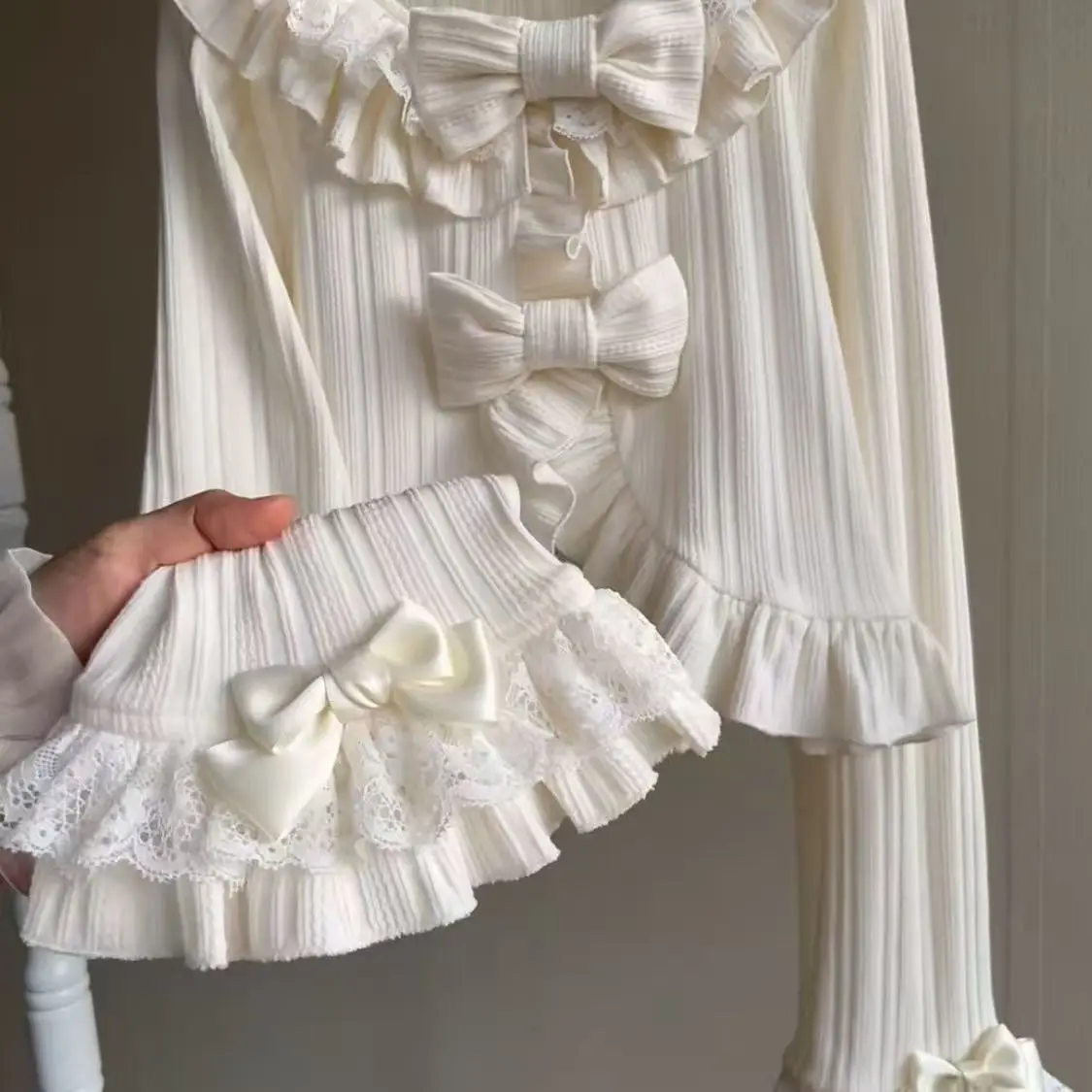 Frühlings-Herbst-Lolita-Kurzüberzug, gerüschte Strickjacke mit Puffärmeln und Bindedetails, kurze Bolero-Jacke im japanischen Stil im Kawaii-Stil