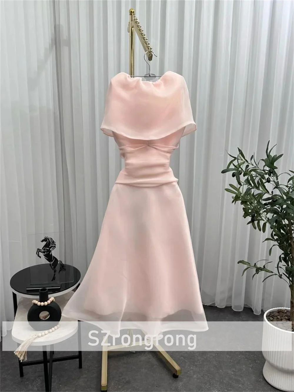 Sukienki wieczorowe na studniówkę, nowoczesne, z organzy, bez rękawów, z dekoltem okrągłym, o kroju litery A, o długości do herbaty, z odkrytymi plecami, plisowane, arabskie, szyte na miarę.