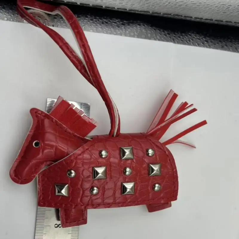 Modischer Silberner Nieten-Pferde-Taschenanhänger, Handgenähter PU-Leder-Fohlen-Anhänger, Taschenaccessoire – Detail 9