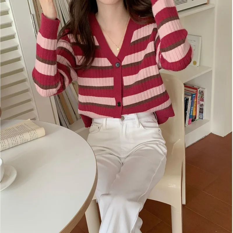 Kobiety jesień moda w stylu Vintage w paski dekolt w serek z długim rękawem dzianina kobiety ubrania urząd Lady cały mecz dziergany sweter płaszcz