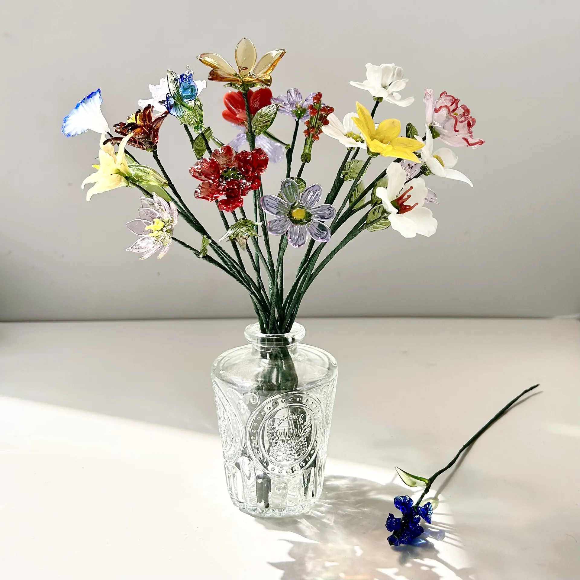 Handgefertigter Glas-Blumenstrauß Einfache Farbenfrohe Simulation Ewige Blume Französischer Retro-Stil Heimdekoration Tischvase Spezielles Geschenk