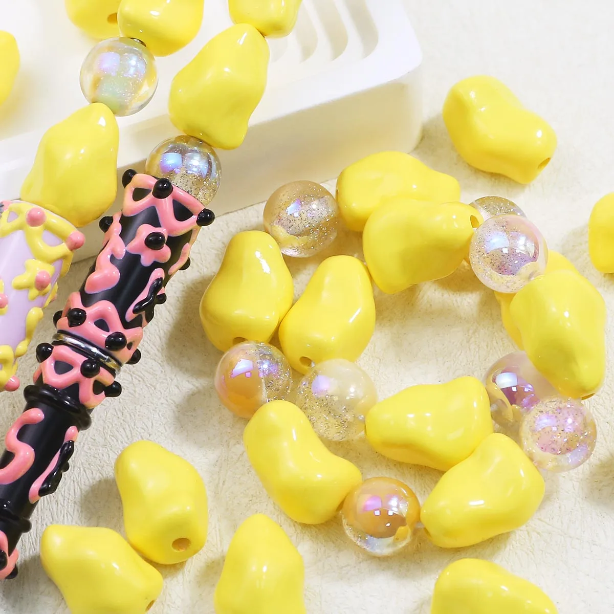 Chips acrílicos amarelos de 20x13mm – faça você mesmo feito à mão para fazer joias, cordas de contas soltas e acessórios